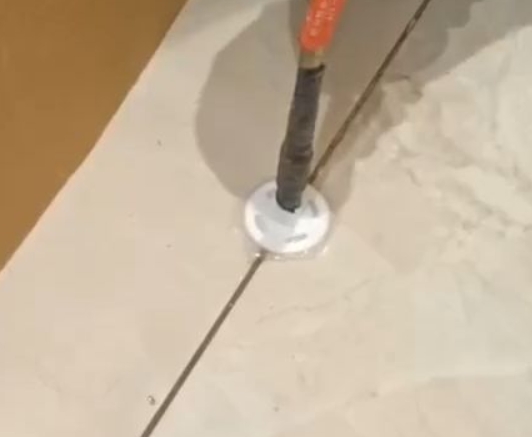 南票瓷砖空鼓维修公司专业解答瓷砖在铺贴过程中，如果没有涂抹均匀到位的粘结材料（如水泥砂浆或瓷砖胶），可能会导致以下问题